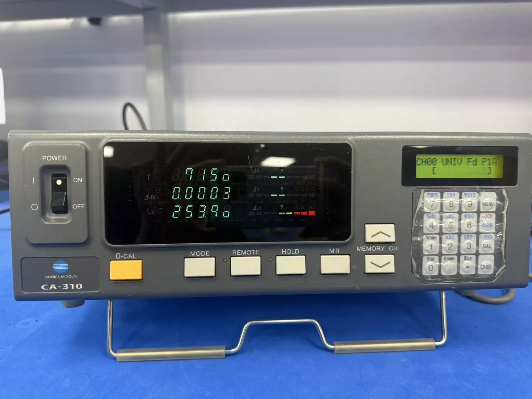 Konica Minolta CA-310 readout showing approximately 253.9 cd/m² center luminance and 7150 K color temperature