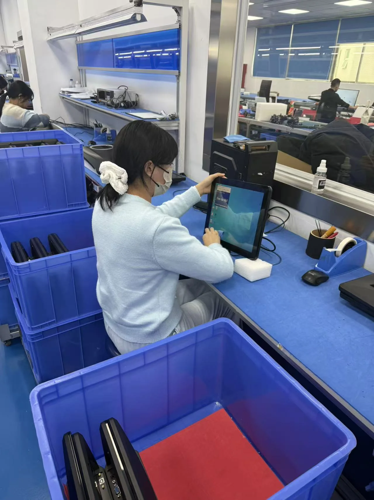 Monitor functional inspection during assembly at Yanxun Display