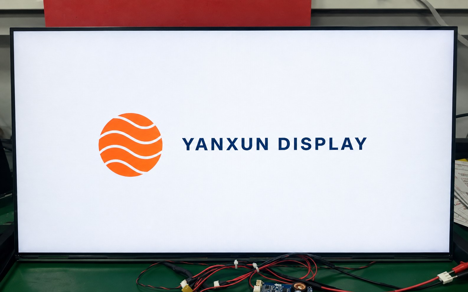 Yanxun Display customized boot logo shown on a monitor during testing